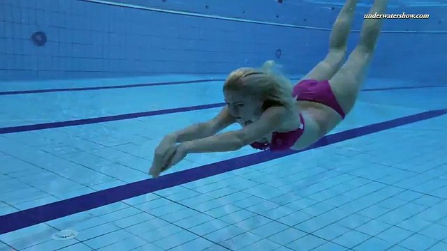 Hot Elena shows what she can do under water