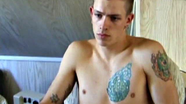 Shane głaszcze swojego kutasa