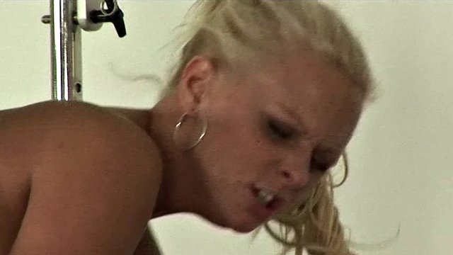 athletes couple fuck in an empty gym