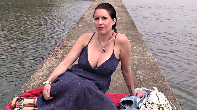 Cindy Picardie의 털이 많은 보지가 하드 코어 프랑스 항문을 두드립니다.