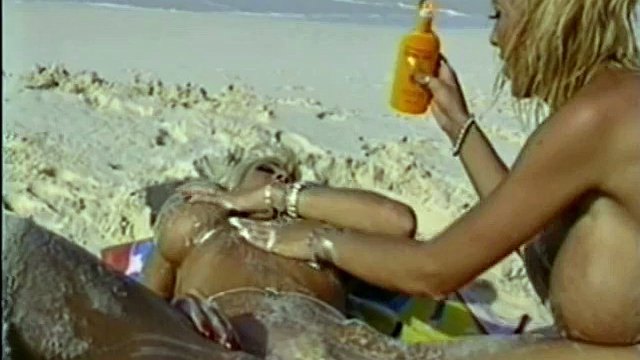 Olivia e Jordan St James fanno un triangolo sulla spiaggia