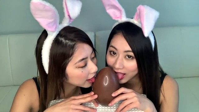 Gemelli giapponesi che leccano l'uovo di cioccolato ASMR