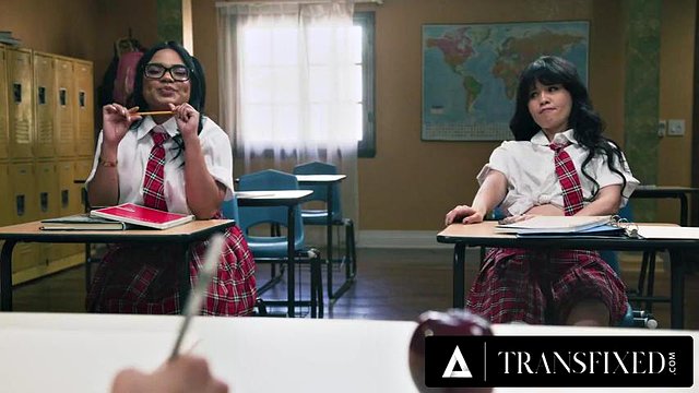 TRANSFIXED - 兩名頑皮的學生被拘留，受到她性感的跨性別老師 TS Foxxy 的嚴厲懲罰：色情
