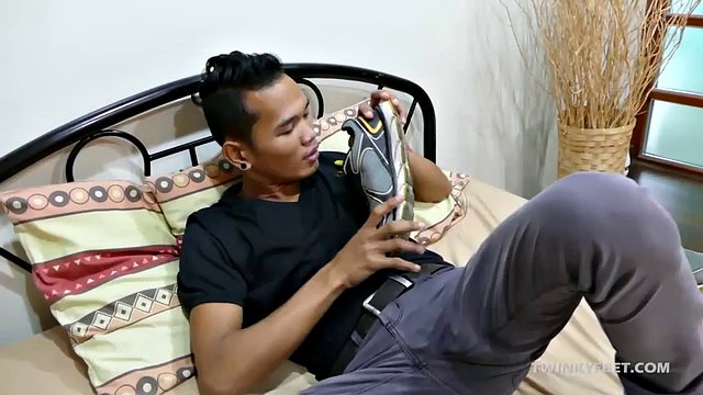 Joshua 是一個淫蕩的亞洲男同性戀男孩，在男性腳上玩得很開心。他剛結束漫長的一天工作回到家，沒有什麼比他的亞洲男孩腳的甜味更讓他興奮的了，他的腳整天鎖在他的鞋子裡。