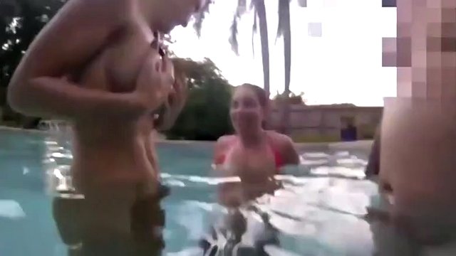 cam cuties its cleo & annie knight blow a cock underwater!