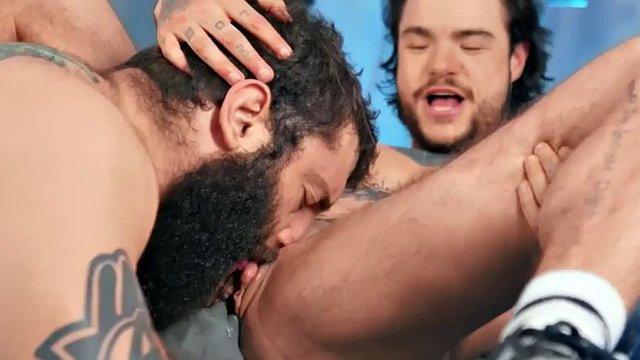 Potetovaný gay stud bušící MTF v tělocvičně po cvičení
