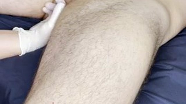 Elle lui fait un massage de la prostate !