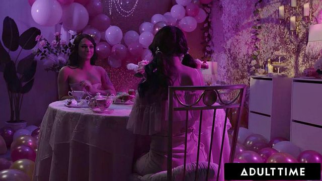 ADULT TIME - Pink Dolls Jane Wilde et Trans Khloe Kay partagent une chimie intense avec du sexe passionné