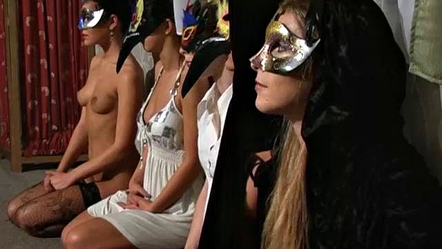 BDSM Mask Dance Party nel seminterrato