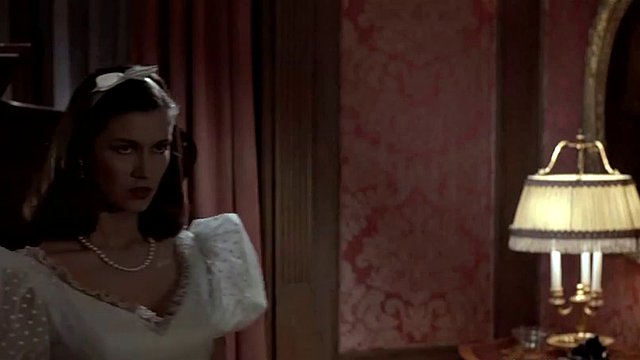 Urocza aktorka w różnych scenach filmowych i pozycjach